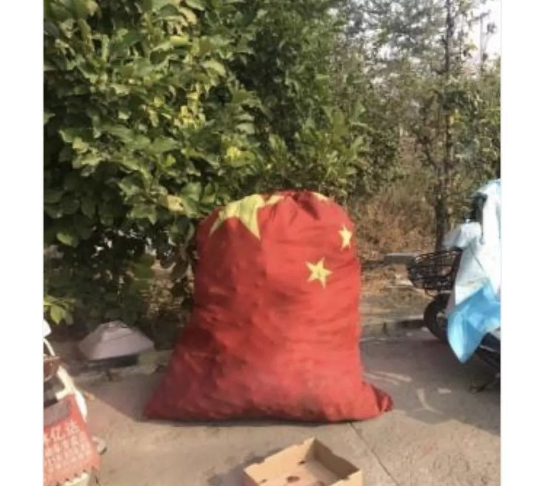 京昆高速服务区用国旗做垃圾袋