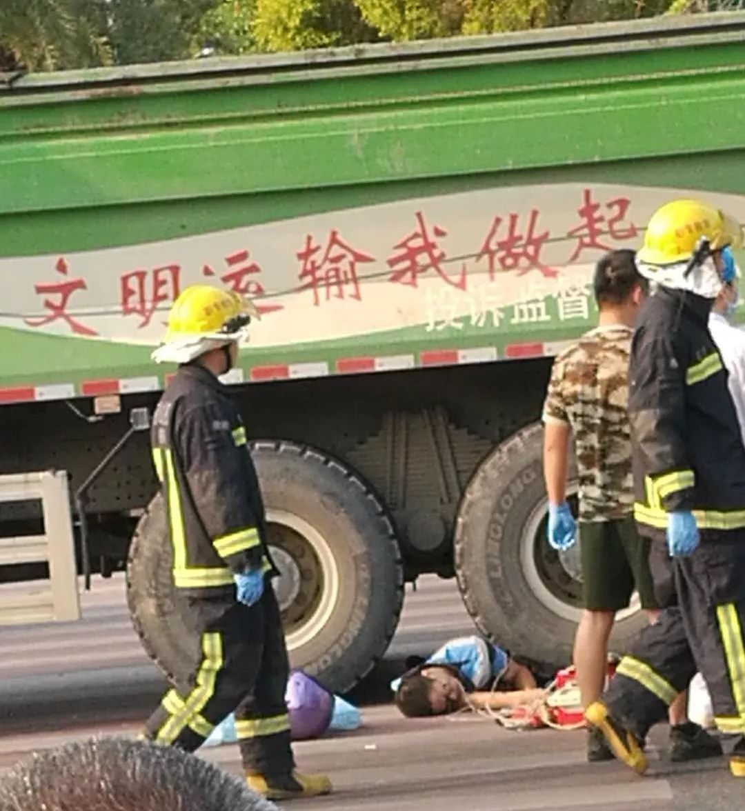 突发恐怖车祸!佛山一男子惨遭泥头车碾压,当场盖黑布(视频 图片)