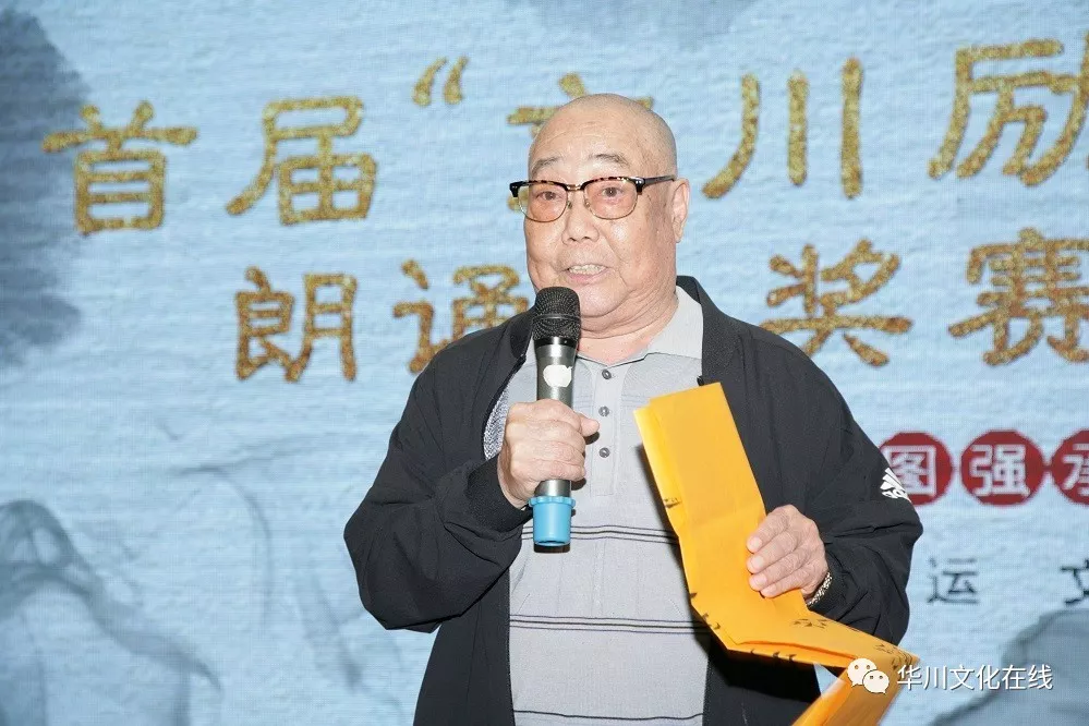 著名京剧大师袁少海先生,表演京剧并为诗人文川先生赠送一副书法作品