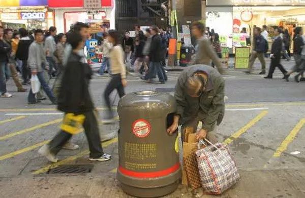 香港贫困人口_香港富翁变清洁工 流浪汉,揭秘130万香港底层的真实生存状态