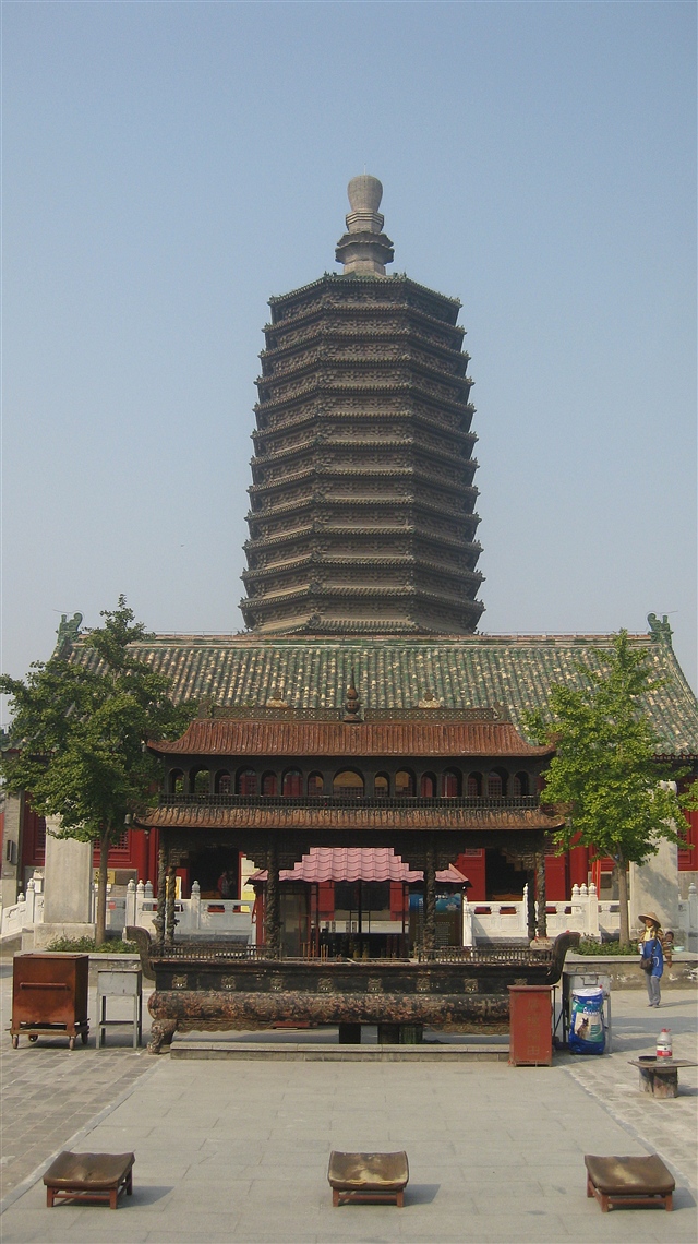 它始建于唐天宝年间(公元八世纪中),名天王寺.