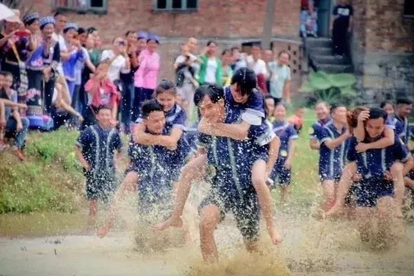 黔西南州有多少人口_黔西南州义龙新区 新市民 绣 出新生活(3)