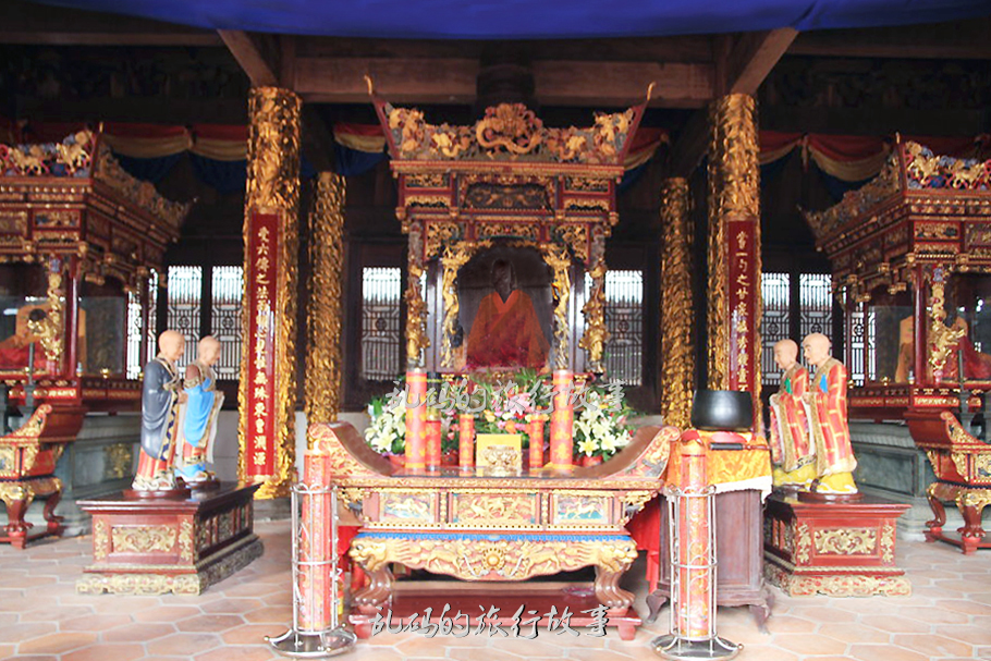 南华寺最重要的佛法圣地祖师殿内供奉着三尊肉体真身菩萨,左为明代