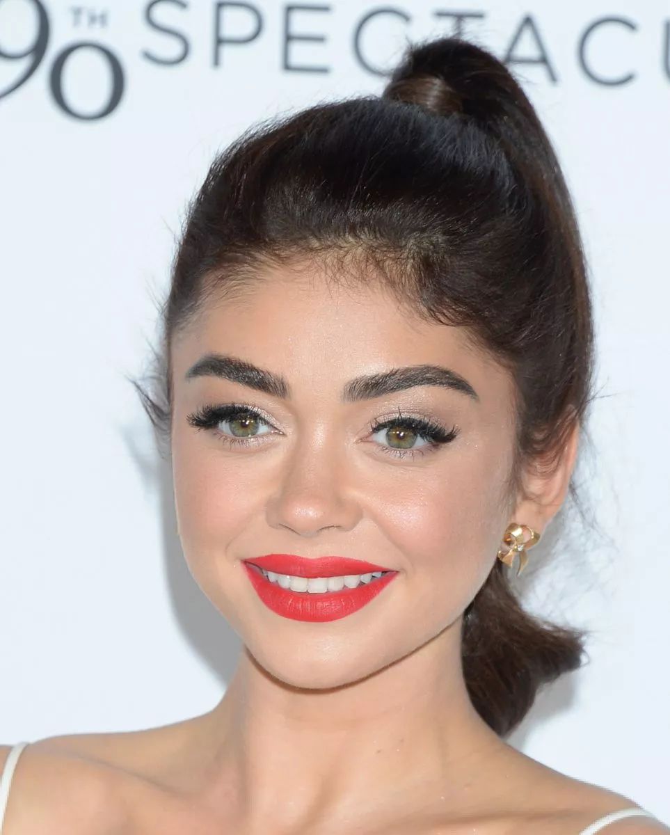 sarah hyland|摩登家庭大姐出席米老鼠90周年特别活动