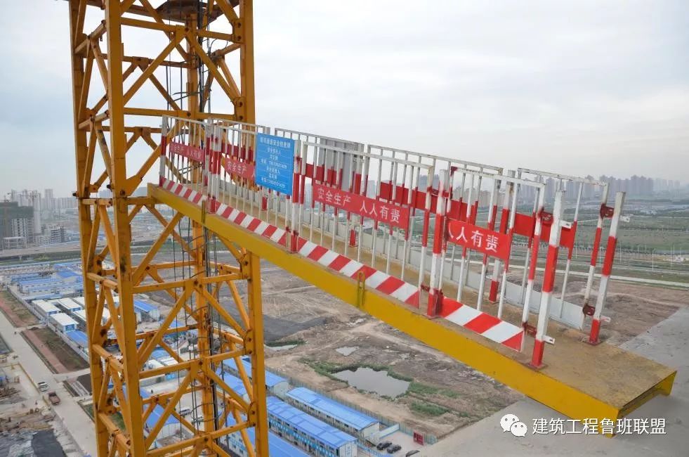 塔吊高空定型化安全通道11基坑定型马道应用在建工程的地下基础施工