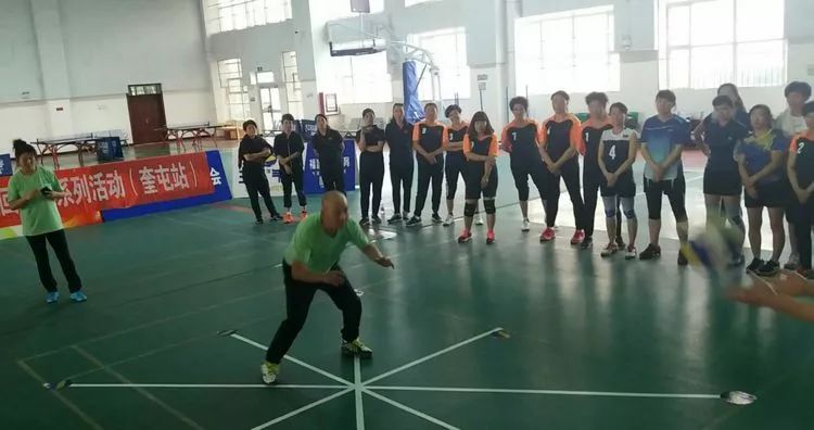 2018年新疆大众排球巡回教学系列活动(奎屯站)在奎屯市全民健身活动