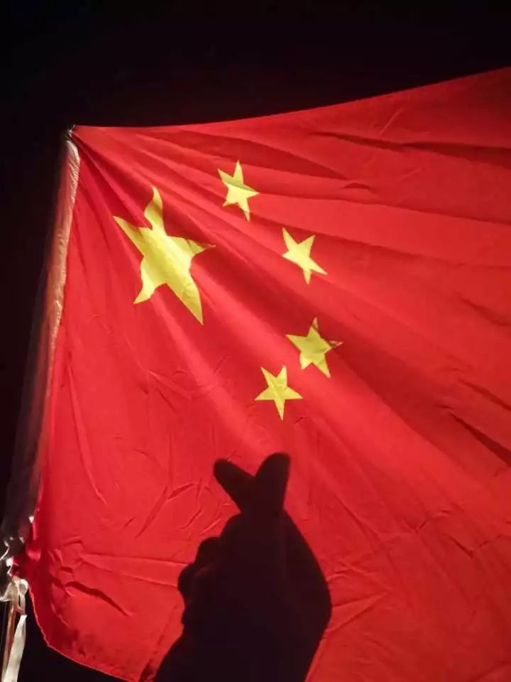 我和国旗合个影!_中国