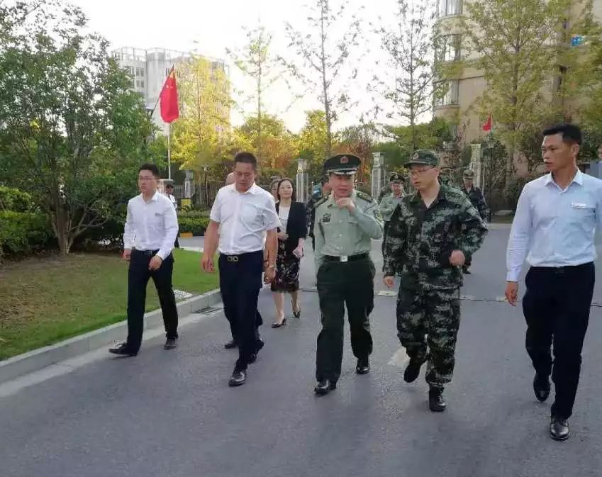 装备运输处处长程辉;南通市消防支队支队长胡庚松,后勤处处长李继军