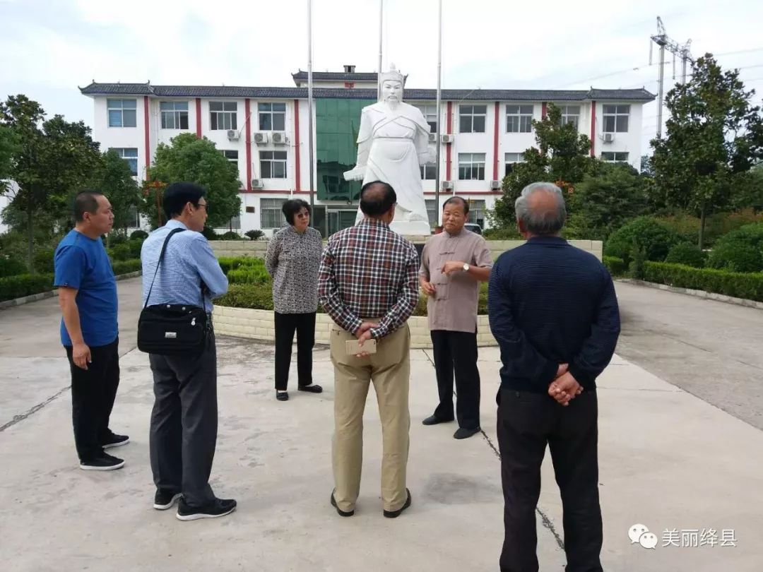 河南项城汝阳刘公司为绛县贫困学生捐献学生用笔1000套