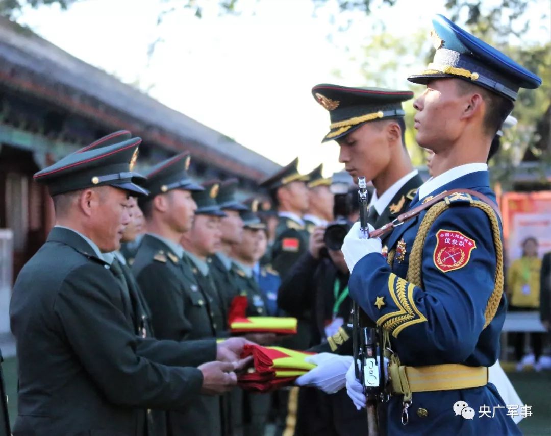 "同升一面旗 共爱一个家"主题活动现场,国旗护卫队向特邀嘉宾回赠国旗