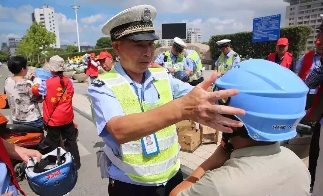 安全头盔,对于电动车驾驶人来说,相当于汽车驾驶人所系的安全带,可以