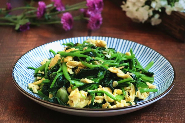 五分钟搞定菠菜炒鸡蛋,还有让菠菜更碧绿的小窍门!