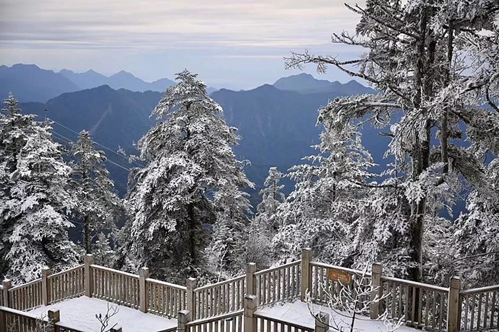 李俊 越往上走雪越多↓节前我就跟大家说过的,西岭雪山国庆期间