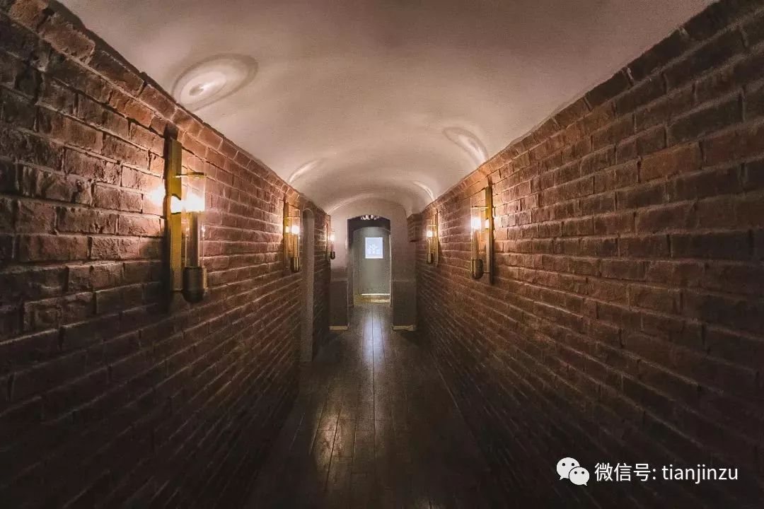 欢迎来到新世界 好像所有的烦恼都可以抛开 从酒吧建在旧防空洞上的