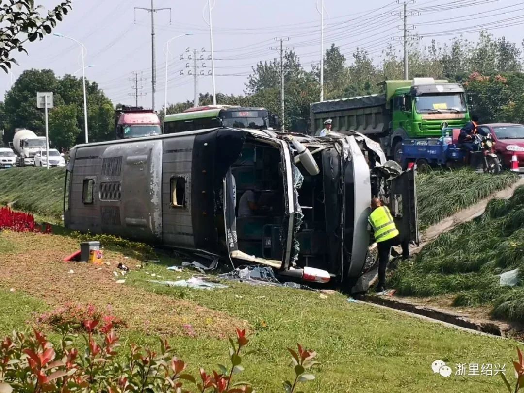 突发!绍兴滨海发生车祸,大巴车直接被撞翻,40多人送医