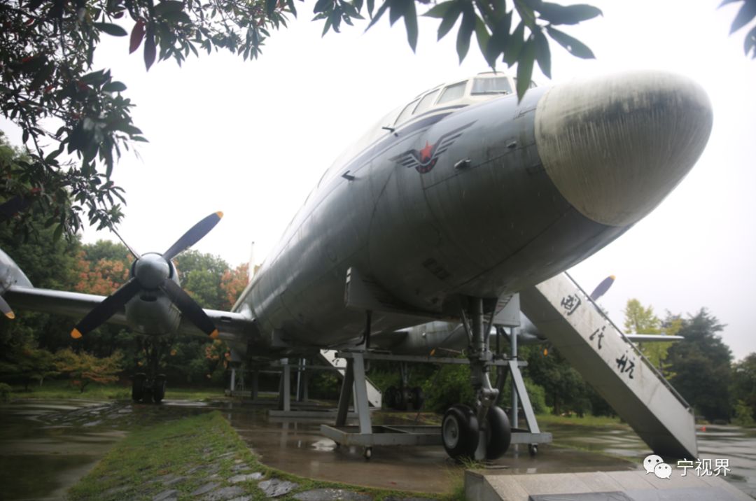 这架飞机退役后,停放在陕西汉中某军用机场.