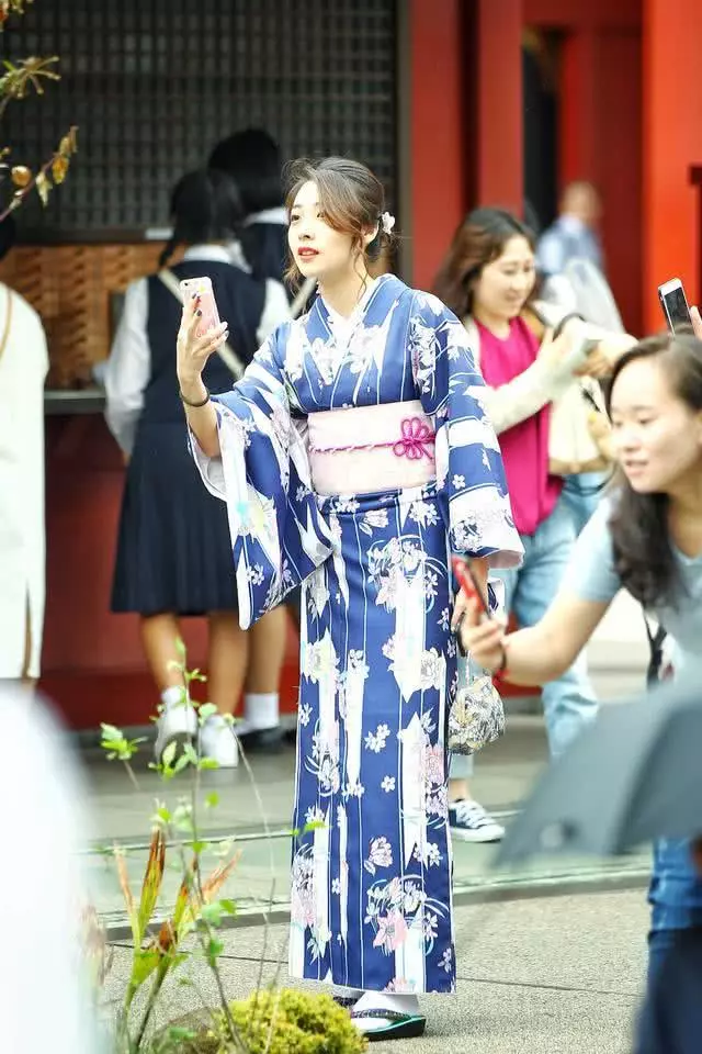 日本这座建于唐代初年的古寺,如今仍有大量百姓身着民族服装前往