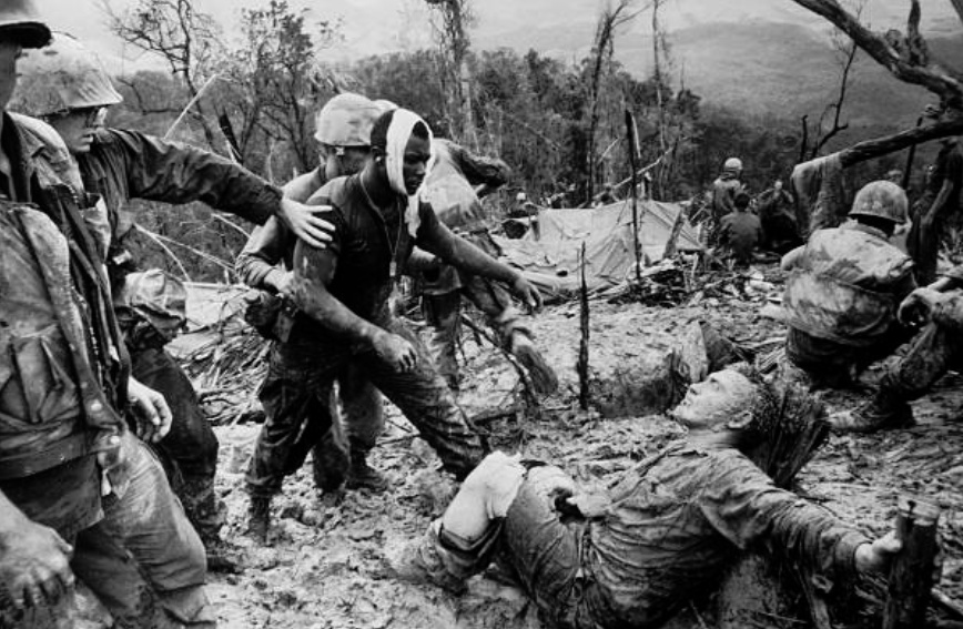 美越战争中的老照片:在美军的入侵下越南人民饱受折磨