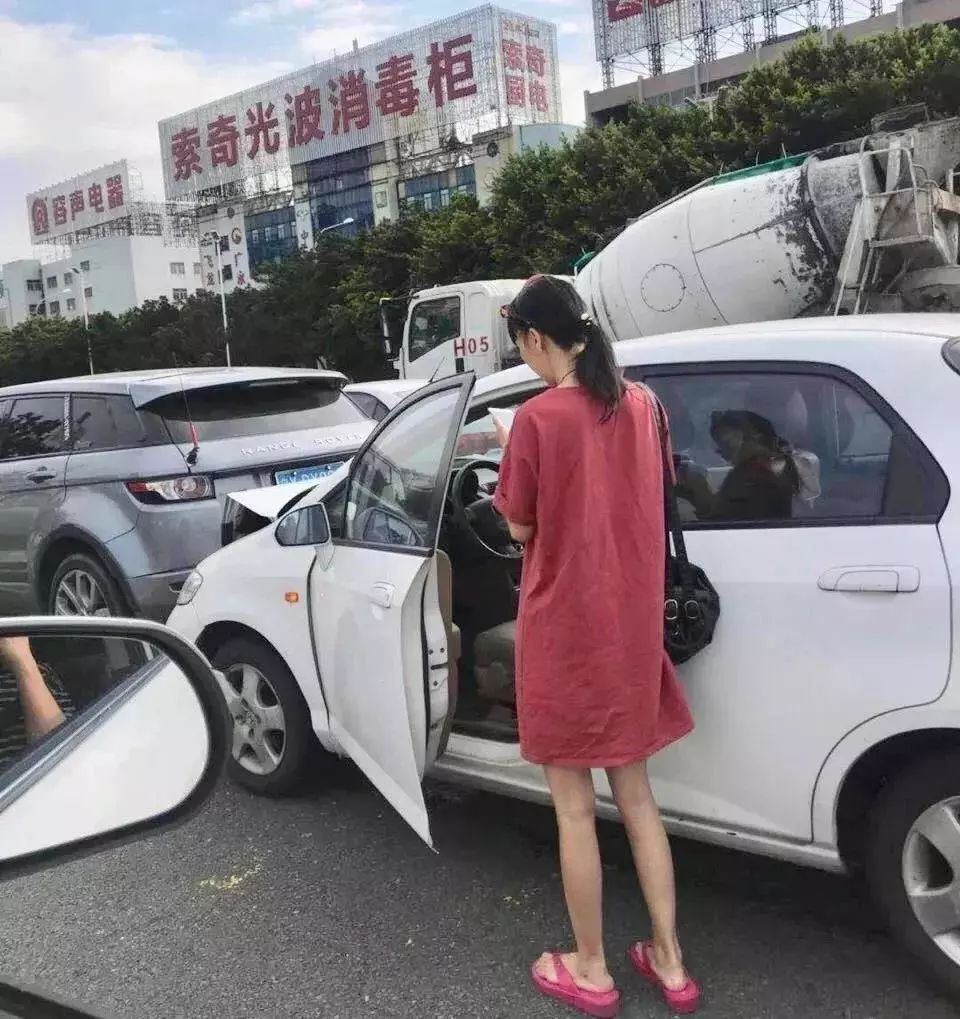 女司机频繁发生事故 简直就是花式撞车 天天新曾发布女司机车祸推文