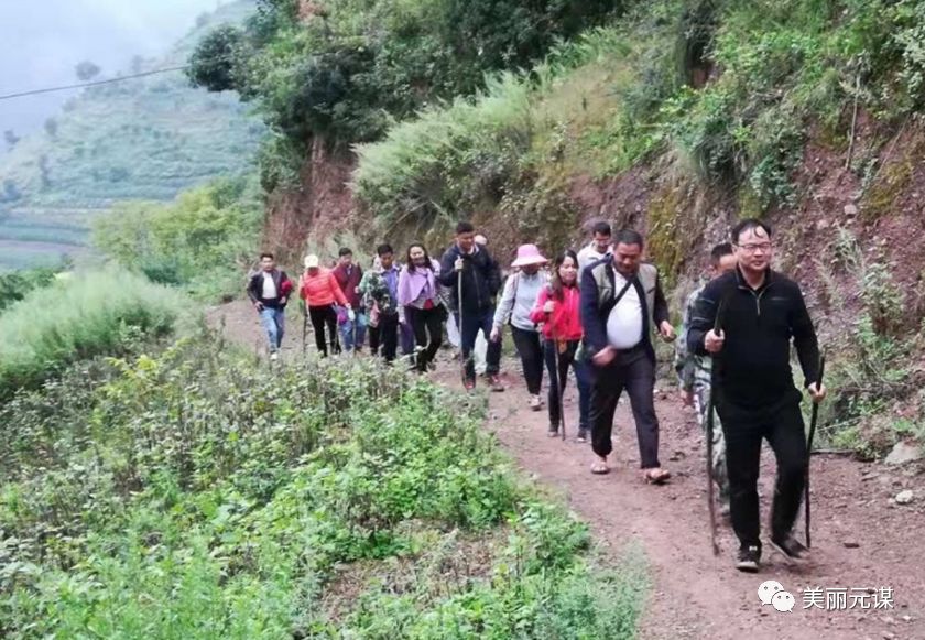 正当全国各族人民欢度国庆之际,元谋县文联组织广大艺术家走进羊街镇