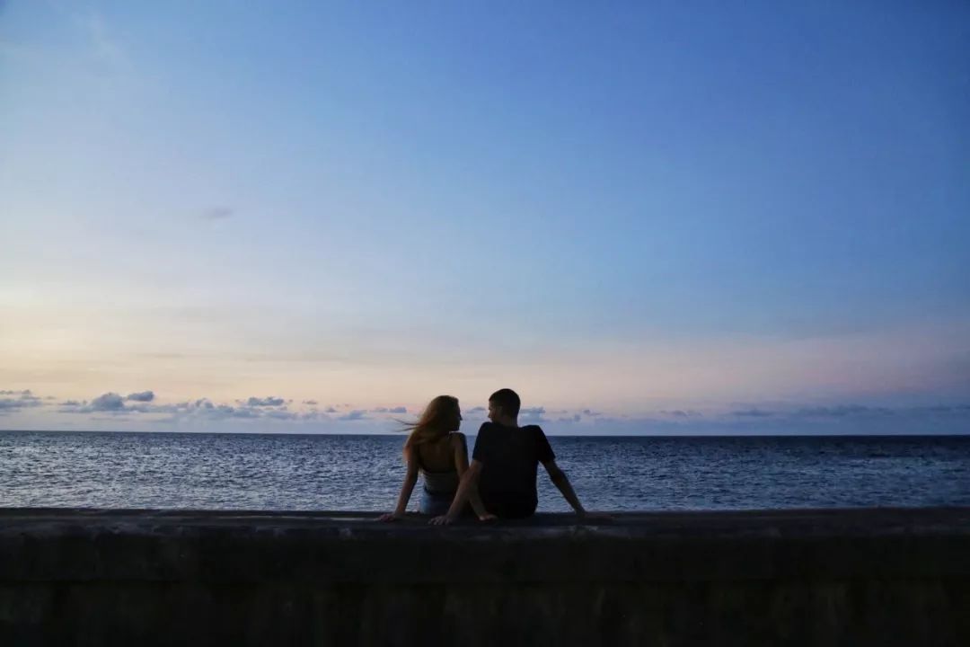 哈瓦那-海滨大道上看海的情侣