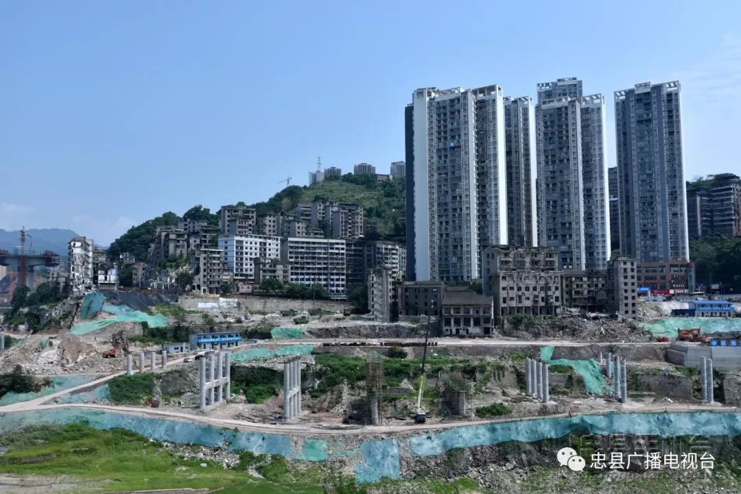 这一年来,忠县鸣玉溪东环路和玉溪三桥建设的巨大变化