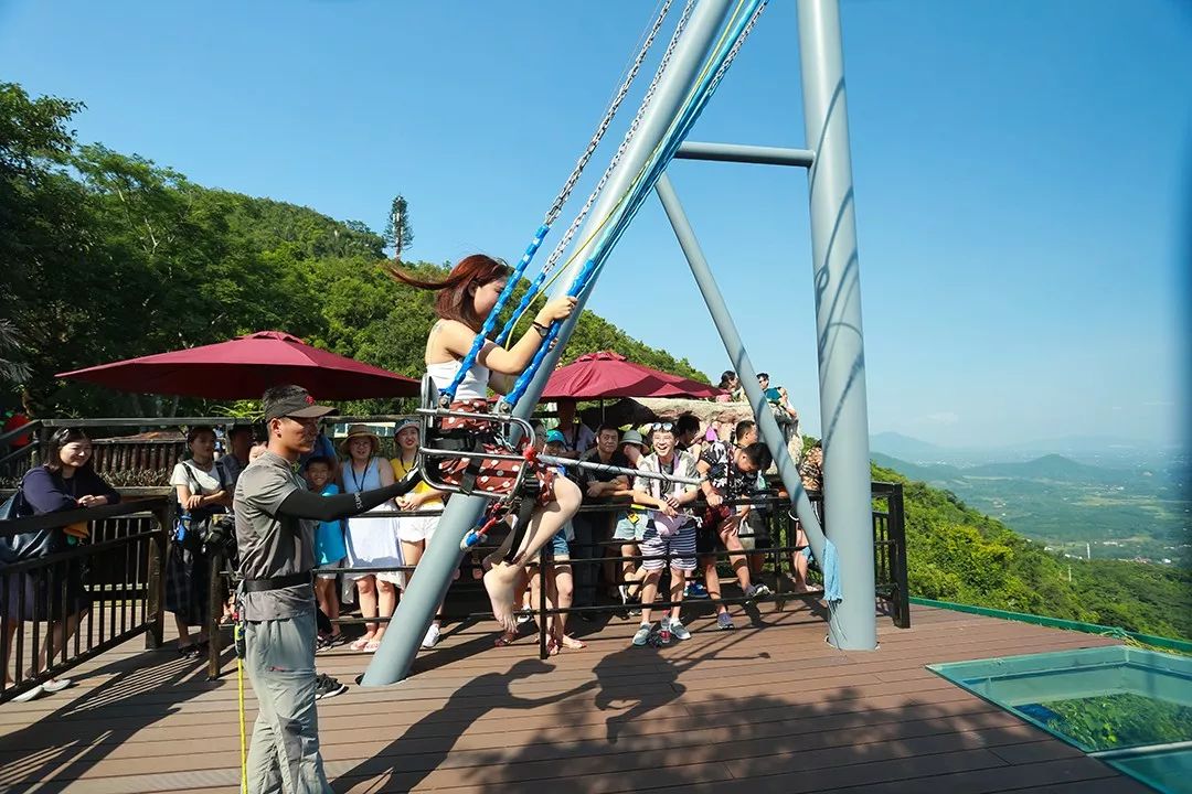 保亭呀诺达雨林文化旅游区的新进宠儿悬崖观海秋千成"网红打卡点"