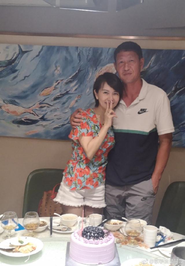 黎兵带队27场不败创历史,48岁歌星妻子甘萍欢乐出游,女儿14岁