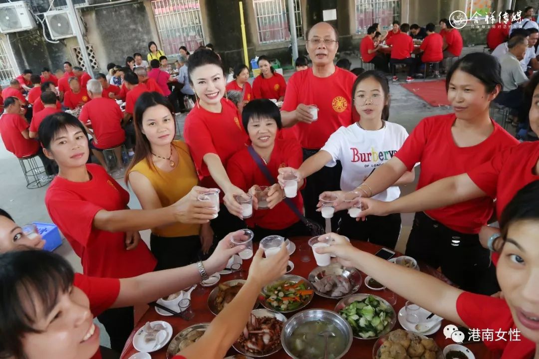 敬老聚会""恭贺南江中村姐妹联谊会"……进入中村,一幅幅标语引人注目