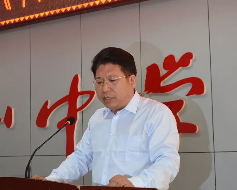 平山中学校长郭建国