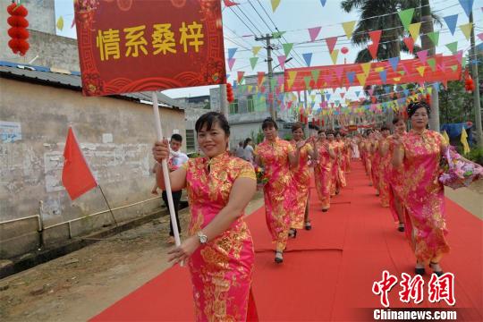 国庆节假期,广东湛江雷州市雷高镇雷高村800名出嫁女,集体踏上回归