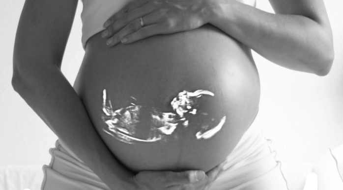 孕期喝牛奶對寶寶發育好處多多，孕媽們趕緊把牛奶喝起 親子 第3張