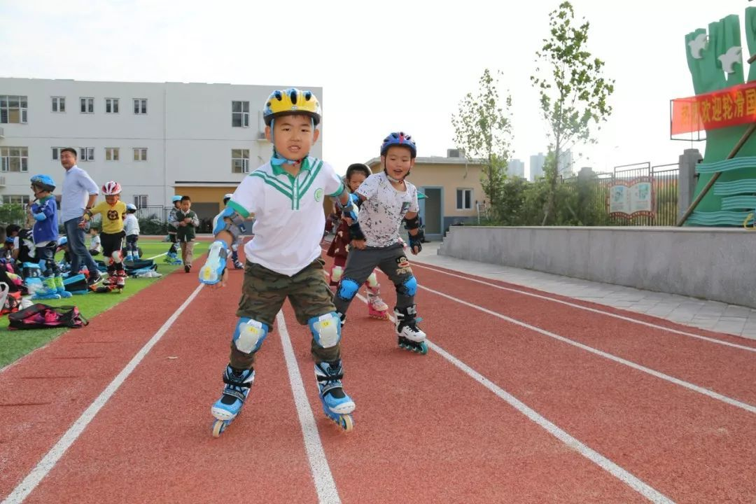 轮滑初学者入门教学,孩子学习轮滑如何避免受伤