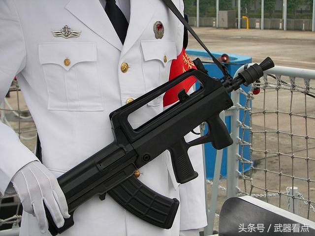 1/ 12 国产qbz95b短自动步枪:在2000年我国武器中的新成员bz95b式短