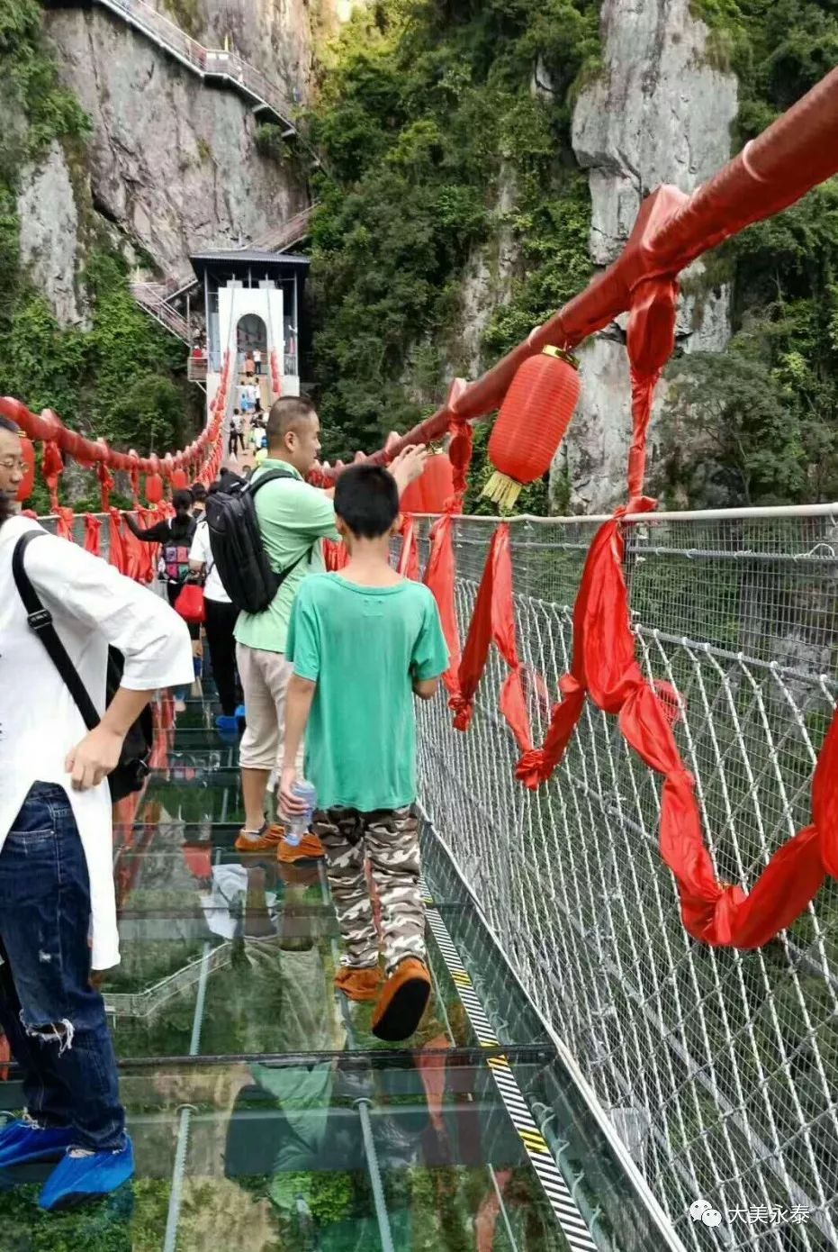 永泰天门山高空玻璃天桥,栈道人气火爆,不少游客来这里体验扶墙挪步