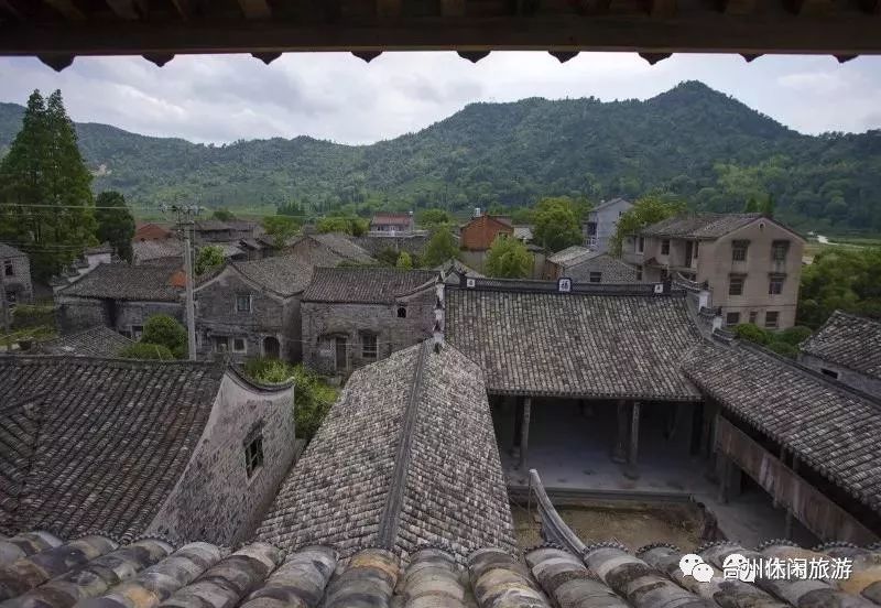 在古树群的后面,有个古村,叫殿前村