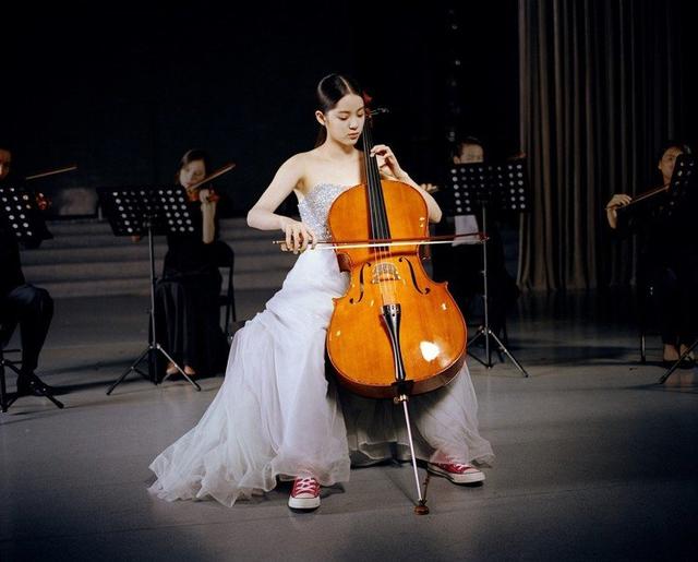 欧阳娜娜颠覆传统,性感演奏大提琴