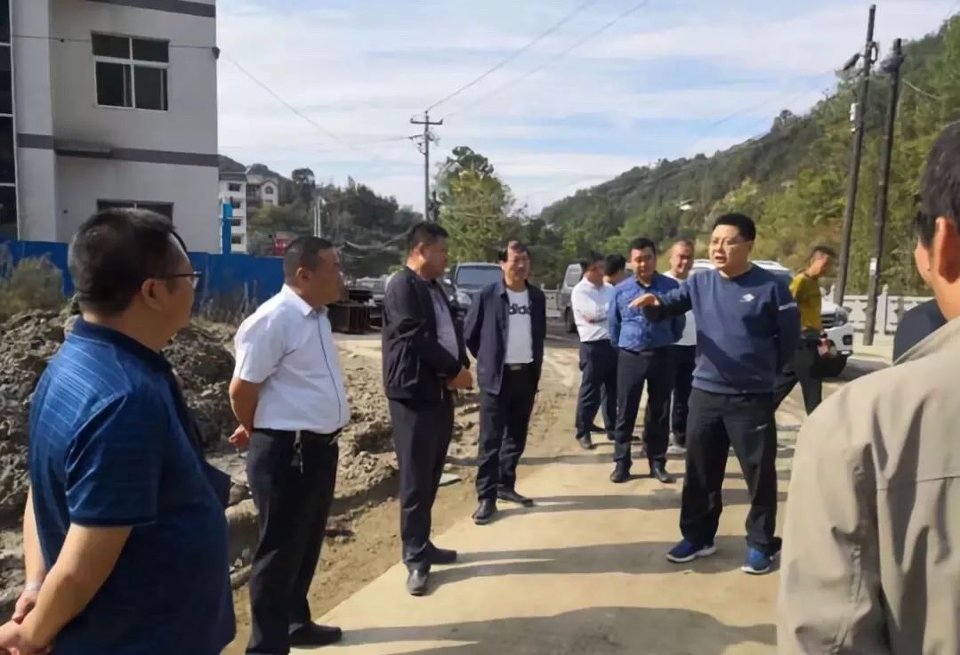 区长范传斌带领国土,住建部门负责人深入安岚高速和双龙镇检查项目