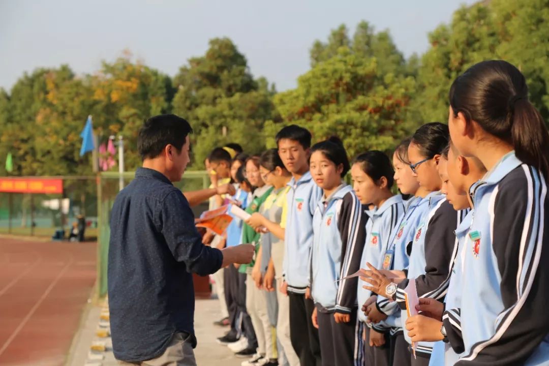 热烈祝贺马鞍山中加双语学校第15届秋季田径运动会胜利闭幕