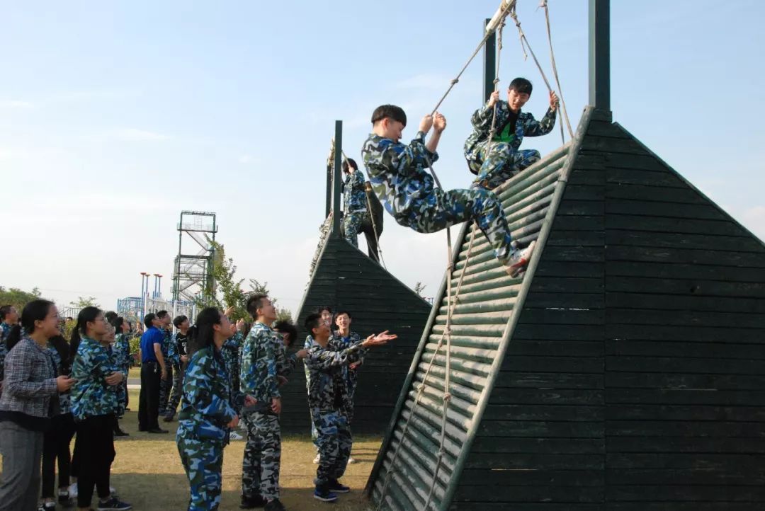 国际部基地拓展活动进行时(1)