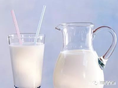 喝牛奶的最佳时间是早上还是晚上?