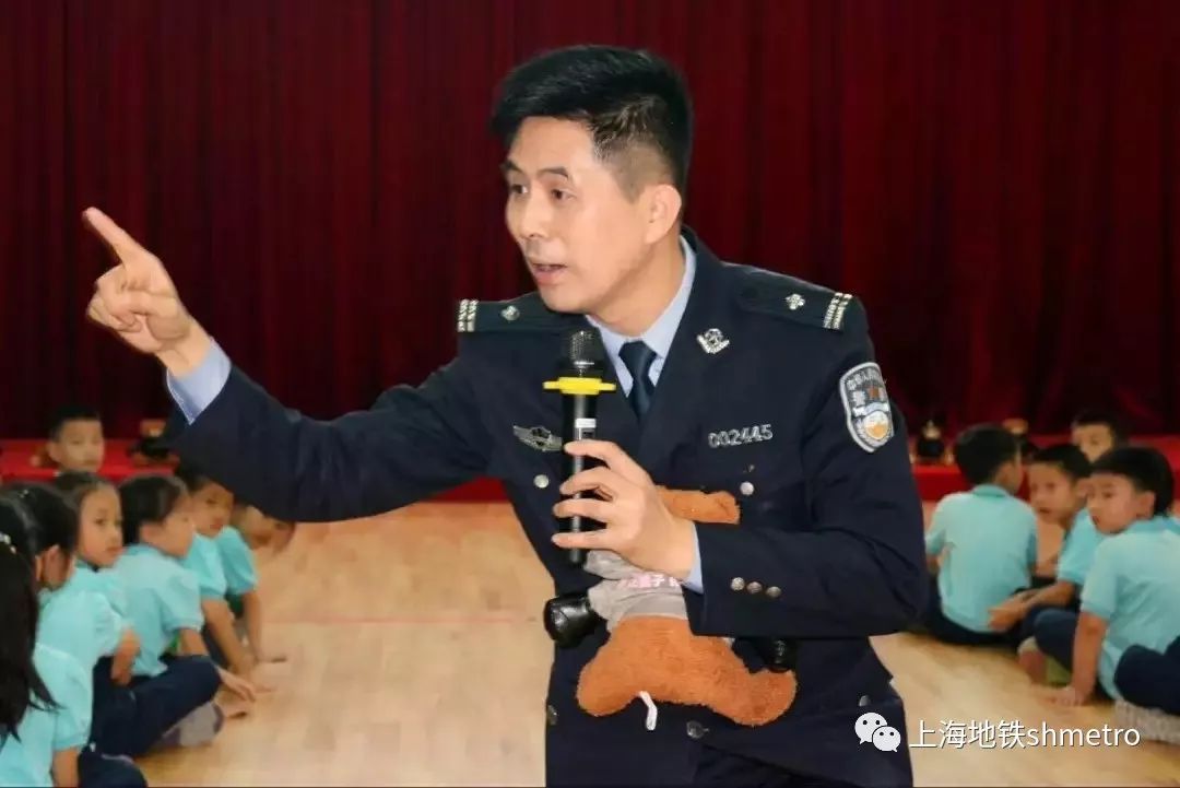 节后开学第一课黄奕警官带着地铁员工一起去了学校现场嗨翻了