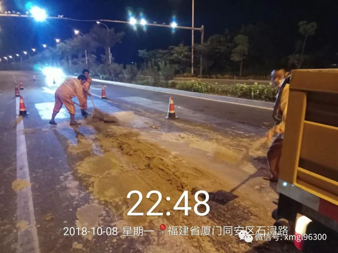 【鹭城路事】渣土车"滴洒漏"污染3000米,公路人连夜奋战保畅通!