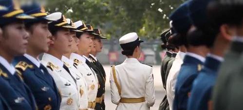 首批仪仗队女兵赵颖"国家名片"印上巾帼风采