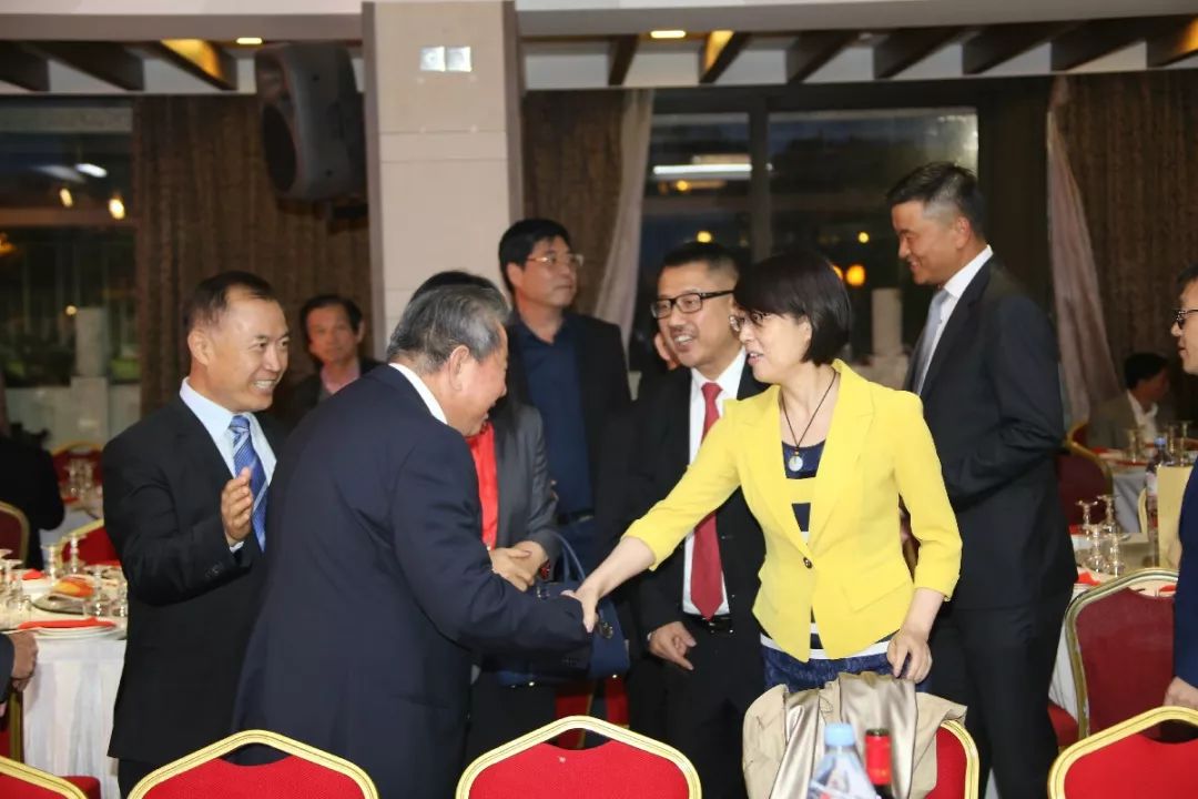 执行主席金麟泽,法国青田同乡会会长孙少荣等侨领的带领下,陆青江参赞