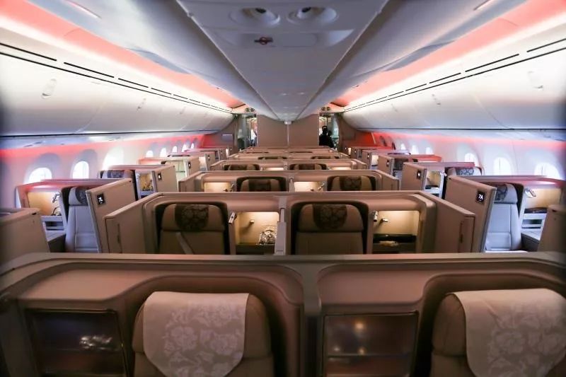 10月8日东航首架全新波音787梦想客机飞抵广州