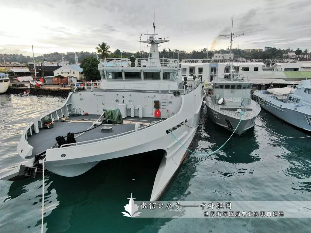 斐济接收中国制造的新型双体水调船_海军基地