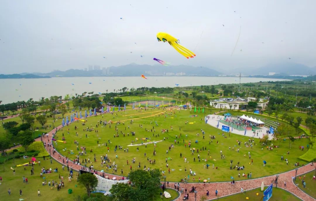 公园万人齐欢 或竞放风筝 或欣赏风筝表演"格力海岸杯"珠海市民健身