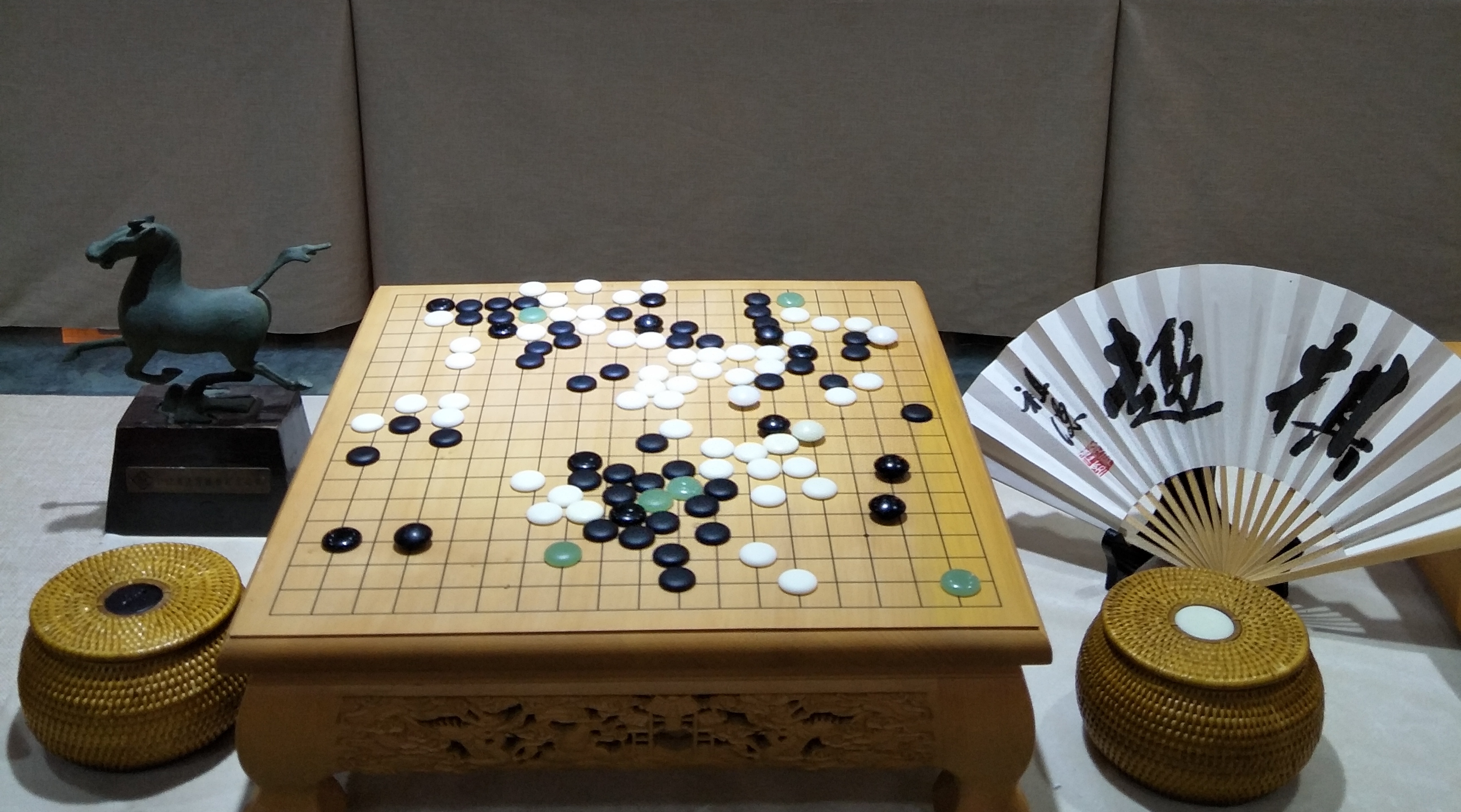 第二个常与我下棋的是邻班的一位同学,防城人,姓黄.