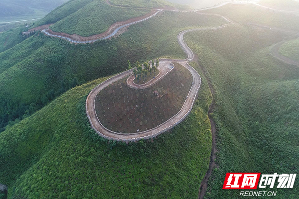 中国花湖谷景区一景.